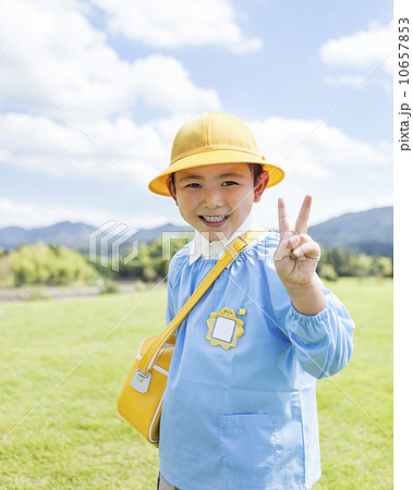 幼稚園の制服姿の男の子 10657853
