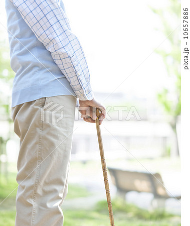 杖をつくシニア男性 杖をつくシニア男性 10657886