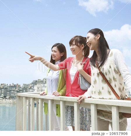 遠くを眺める女性達 遠くを眺める女性達 10657906