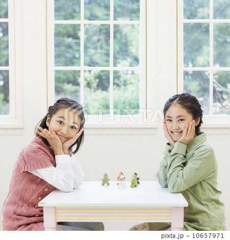 頬杖をつく2人の女の子 10657971