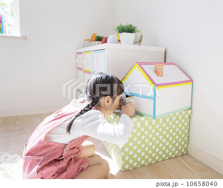 ドアを開けて覗き込む女の子 ドアを開けて覗き込む女の子 10658040