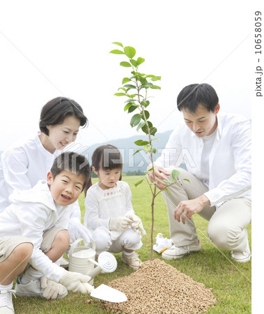 植樹をする家族 10658059