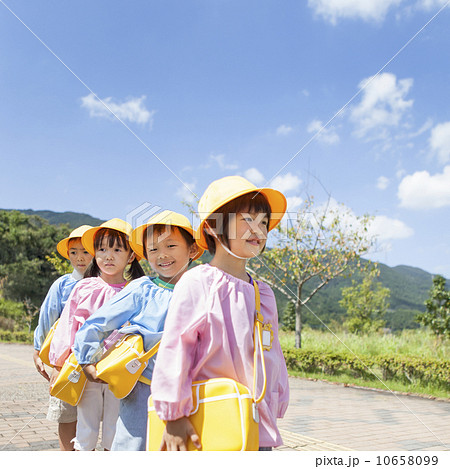 並ぶ幼稚園児達 10658099