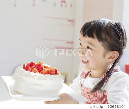 ケーキを持つ女の子の写真素材