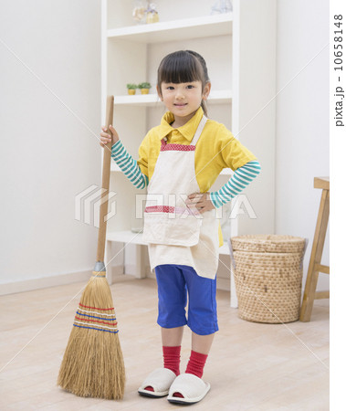ほうきを持って立つ女の子 ほうきを持って立つ女の子 10658148