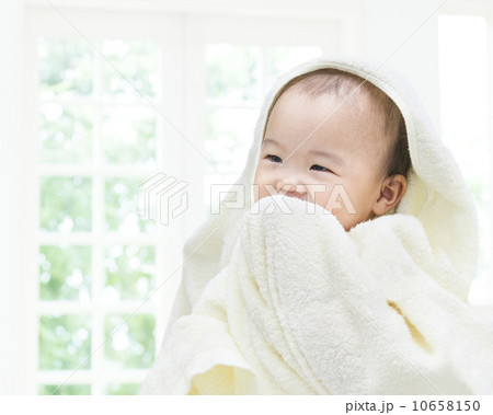 バスタオルをかぶった赤ちゃん 10658150