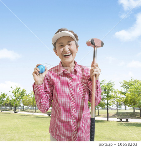 グラウンドゴルフのクラブを持つシニア女性 グラウンドゴルフのクラブを持つシニア女性 10658203