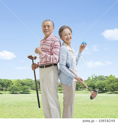 グラウンドゴルフのクラブを持って立つシニア夫婦 10658249