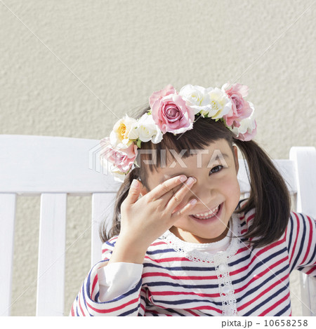 花冠をした女の子 10658258