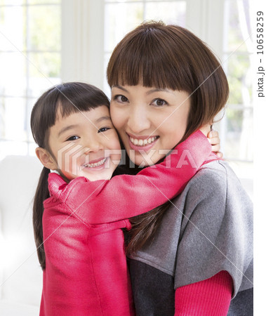 母に抱きつく娘 10658259