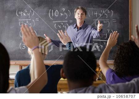 Teacher with teenage students (14-15,16-17) at school 10658707