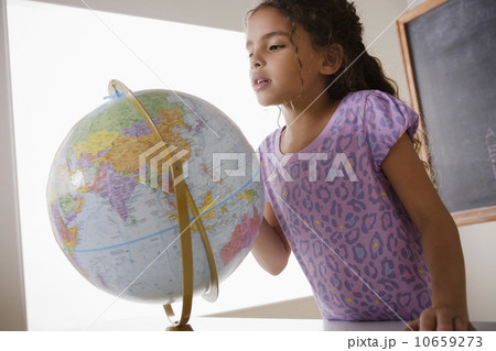 Schoolgirl (6-7) with globe Schoolgirl (6-7) with globe 10659273