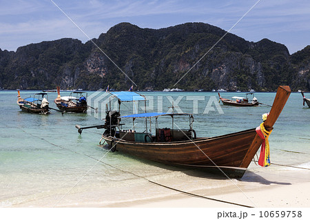 Traditional boats moored on beach 10659758