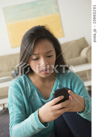 Portrait of teenage girl (16-17) with smartphone 10660291