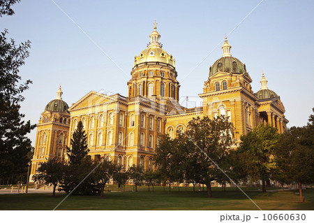 Entrance to State Capitol Building 10660630