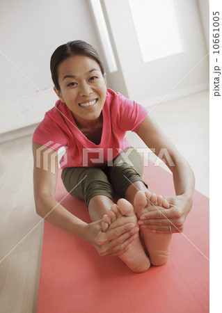 Young woman exercising 10661005