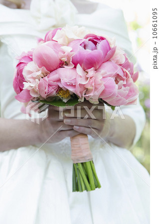 Bride with bouquet of pink flowers 10661095