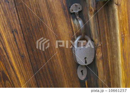 Padlock on wooden cabin, Zebulon Baird Vance birthplace 10661257