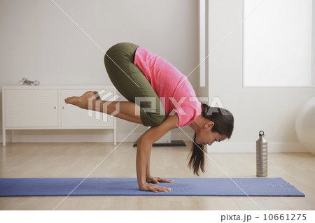 Young woman exercising 10661275