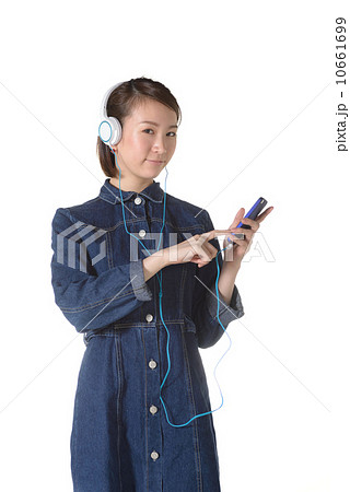 スマートフォンで音楽を聞く女性 10661699