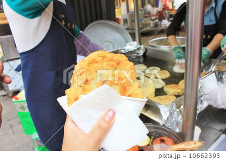 韓国でチャプチェのホットク屋台 韓国でチャプチェのホットク屋台 10662395