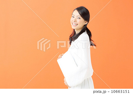 ノートパソコンを持つ若い女性 10663151
