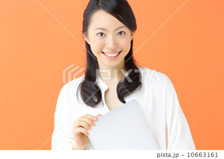 ノートパソコンを持つ若い女性 10663161