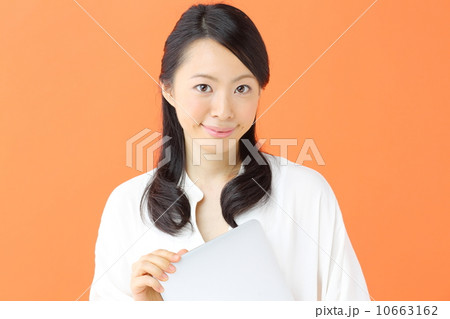 ノートパソコンを持つ若い女性 10663162
