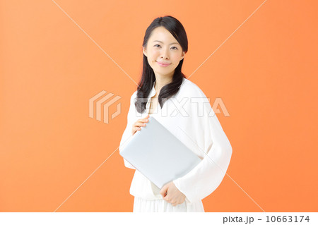 ノートパソコンを持つ若い女性 10663174