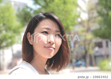 遠目線の微笑む女性 遠目線の微笑む女性 10663402