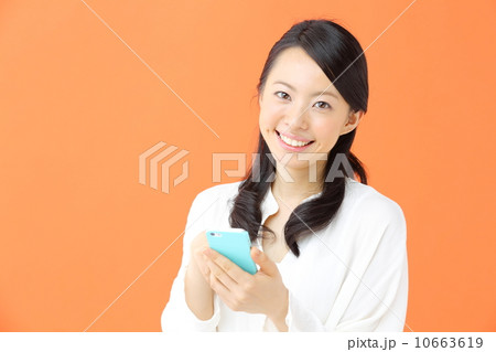 スマートフォン・若い女性 10663619