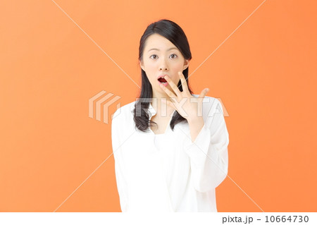 驚く若い女性 10664730