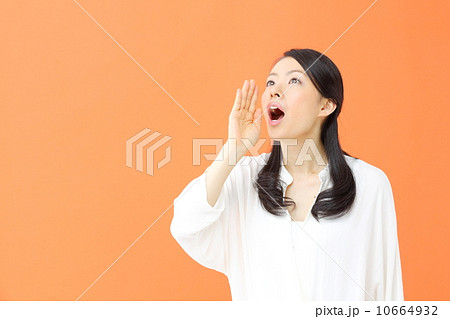 応援・若い女性 10664932