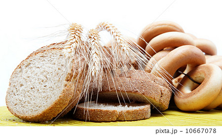 Fresh bread on a bamboo napkin. 10667078