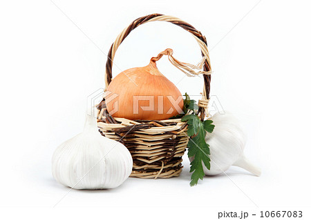 Fresh bulbs of onion in basket on a white background 10667083