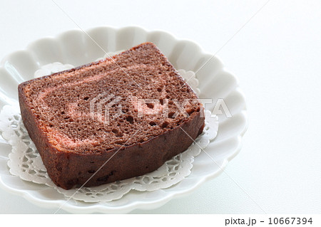 イチゴとチョコレートのマーブルパウンドケーキの写真素材