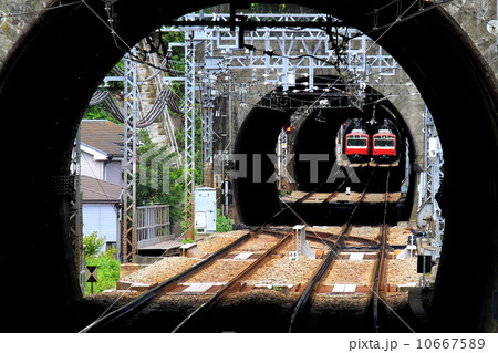 京浜急行「トンネルに整列しているように見える電車」 10667589
