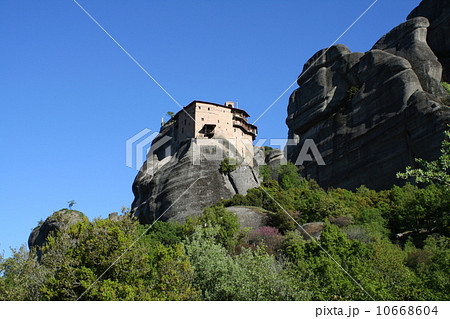青空とメテオラの奇岩の上の修道院 10668604