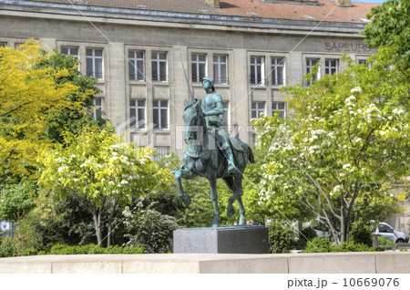 Statue of Jeanne d'Arc. Reims, France Statue of Jeanne d'Arc. Reims, France 10669076