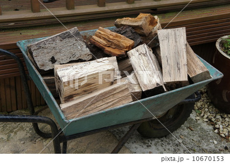 薪を乗せた一輪車 薪を乗せた一輪車 10670153