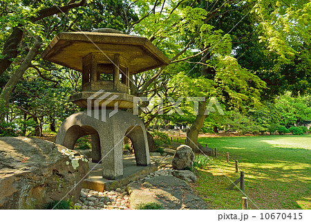 旧岩崎邸庭園・雪見灯篭 10670415