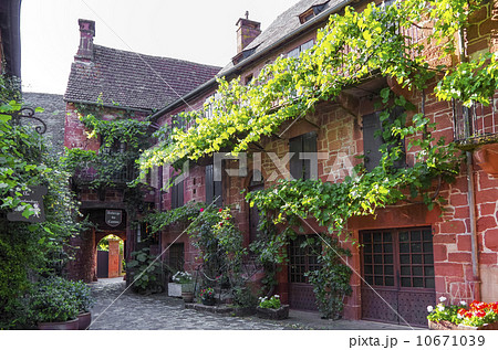 フランス、ミディピレネー地方コロン・ラ・ルージュの風景 10671039