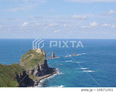北海道神威岬の風景　その4　ろうそく岩と神威岬灯台 10671301