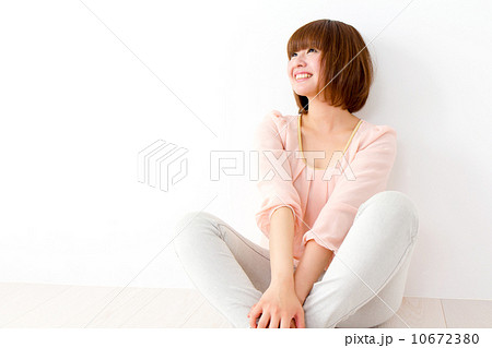 座ってる女性 10672380