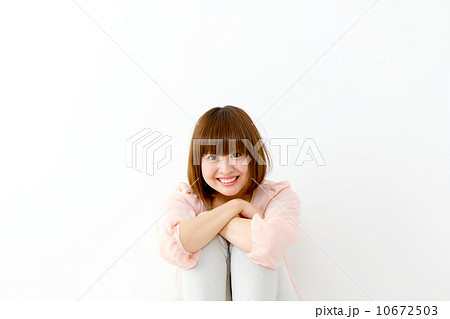 座ってる女性 座ってる女性 10672503