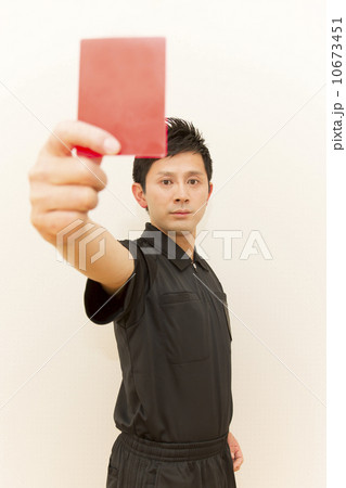 レッドカードを出す審判 10673451