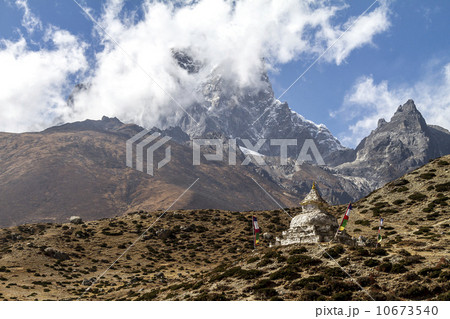 ヒマラヤの山とストゥーパ 10673540