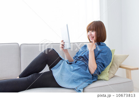 タブレットをする女性 10673813