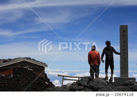 富士山頂上　後ろ姿 10674116