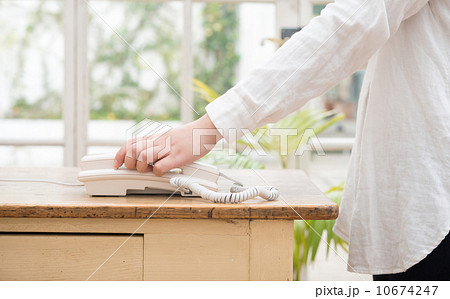 電話と女性 10674247